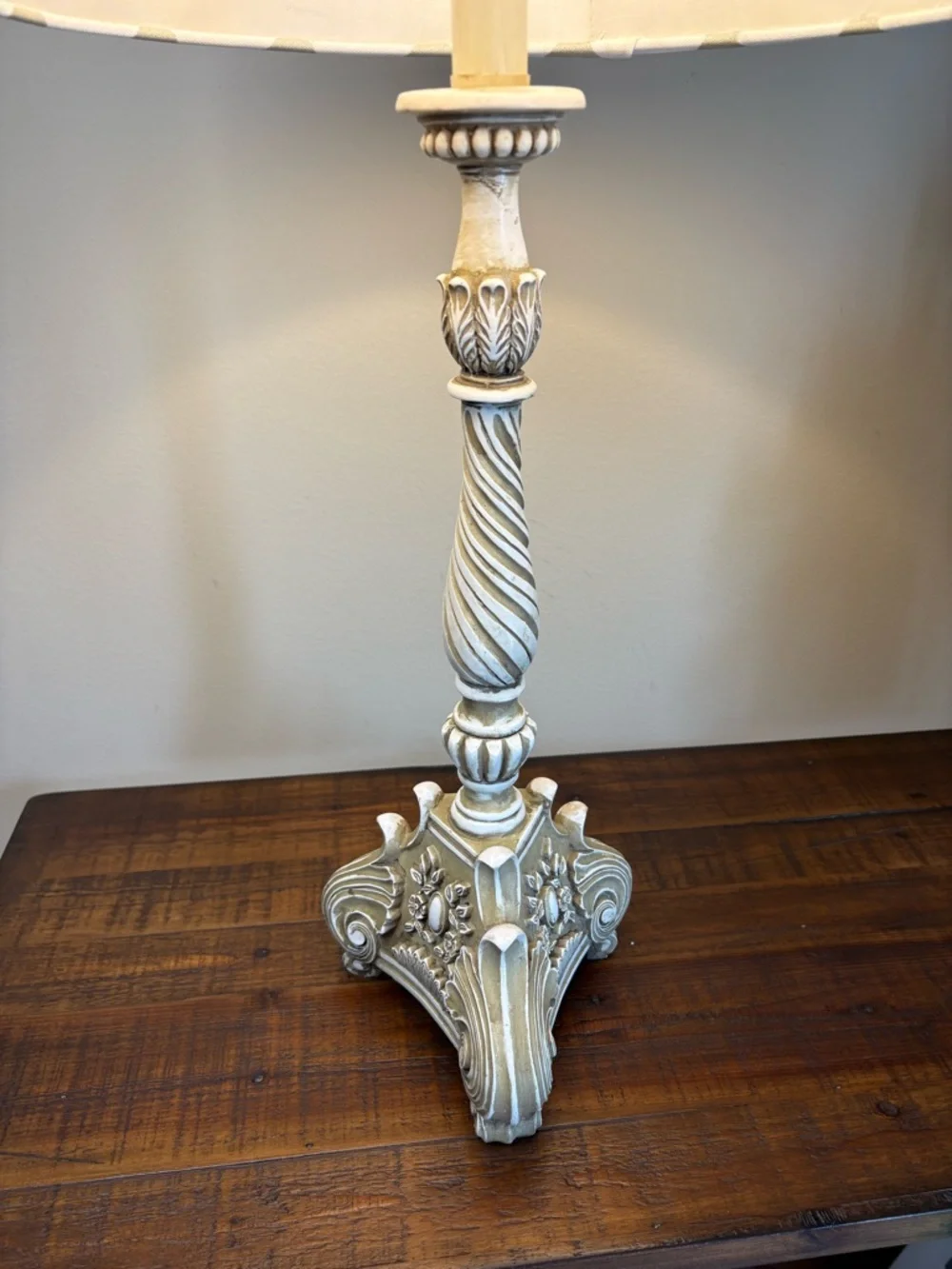 Vintage - Style Table Lamp With a Distressed White Finish/  Lattice Drum Shade - Picture 3 of 15
